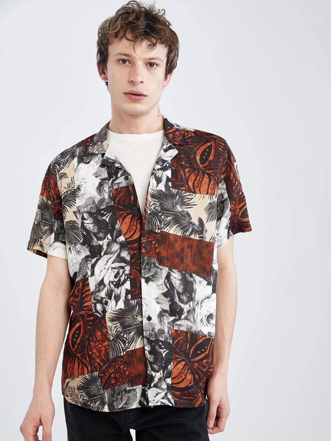 

DeFacto Men White & Black Printed Casual Shirt
