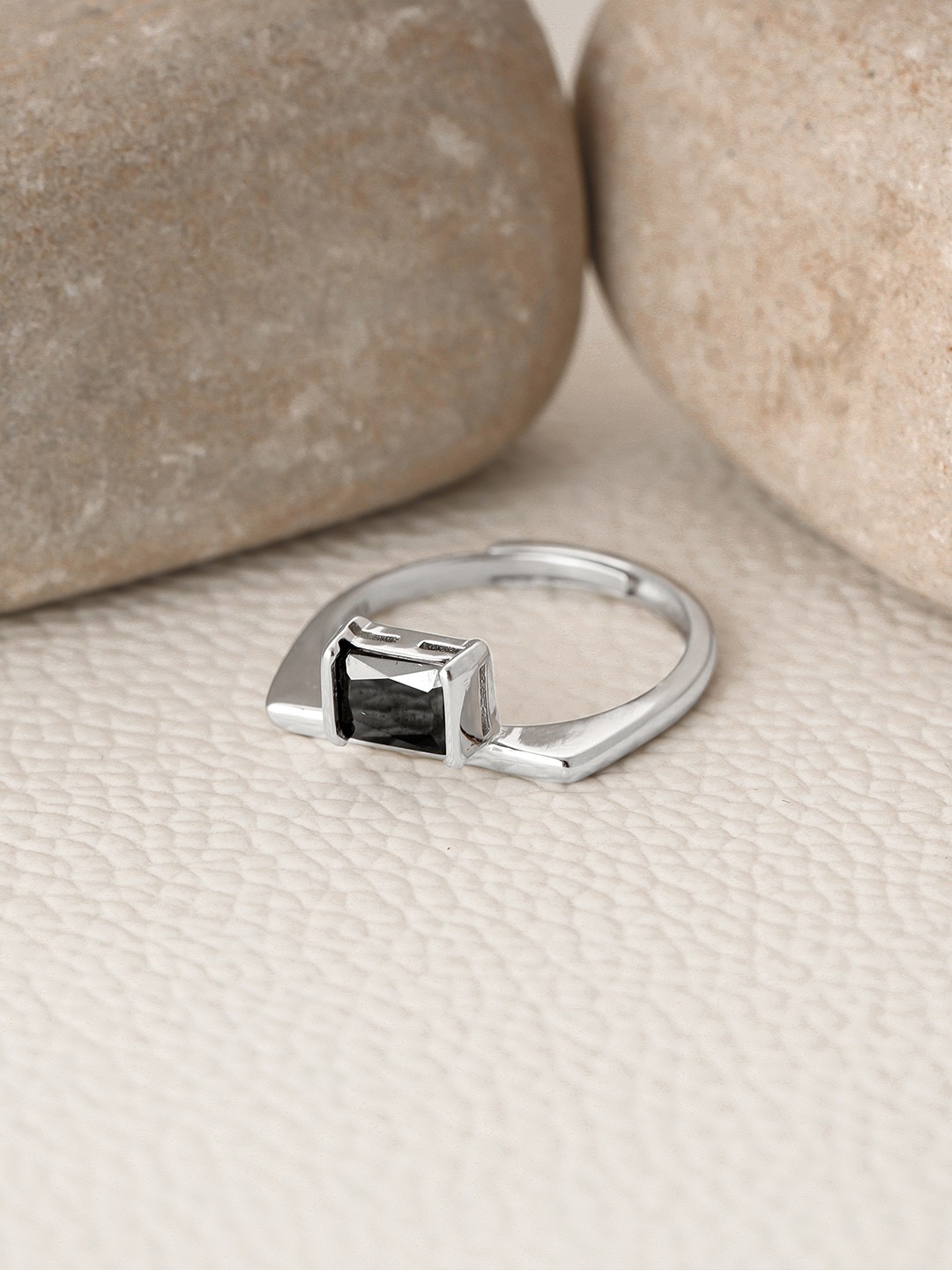 

GIVA 925 Sterling Silver Rhodium-Plated Black Stone-Studded Finger Ring