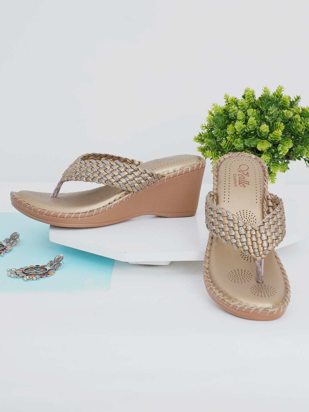 

VEILLE Gold-Toned PU Kitten Pumps