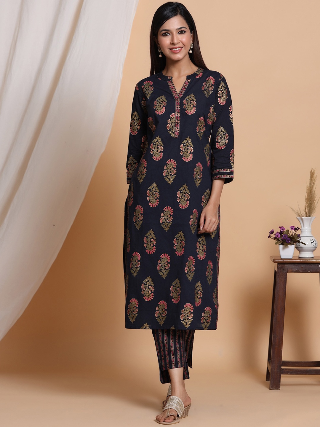 

mirari Women Black Ethnic Motifs Printed Pure Cotton Kurta with Trousers