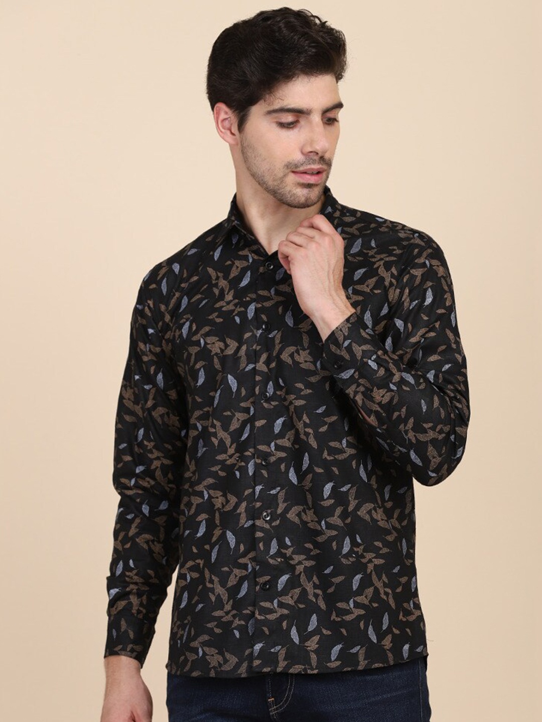 

TAHVO Men Black Comfort Slim Fit Floral Printed Casual Shirt