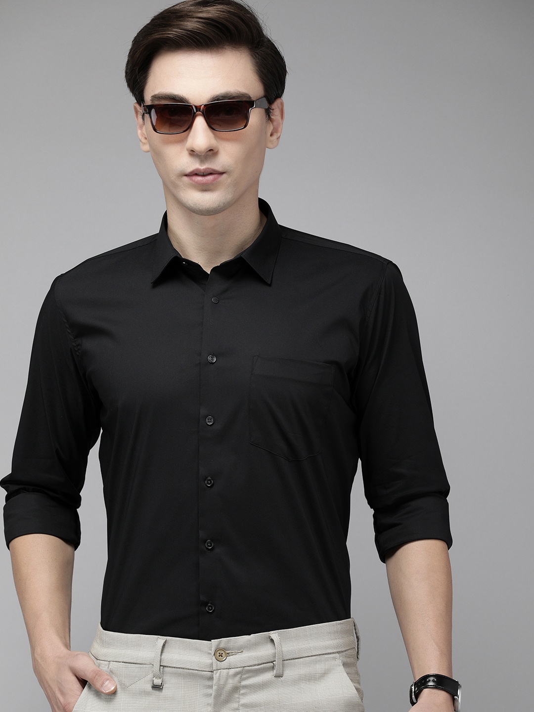 

Van Heusen Men Black Solid Slim Fit Semiformal Shirt