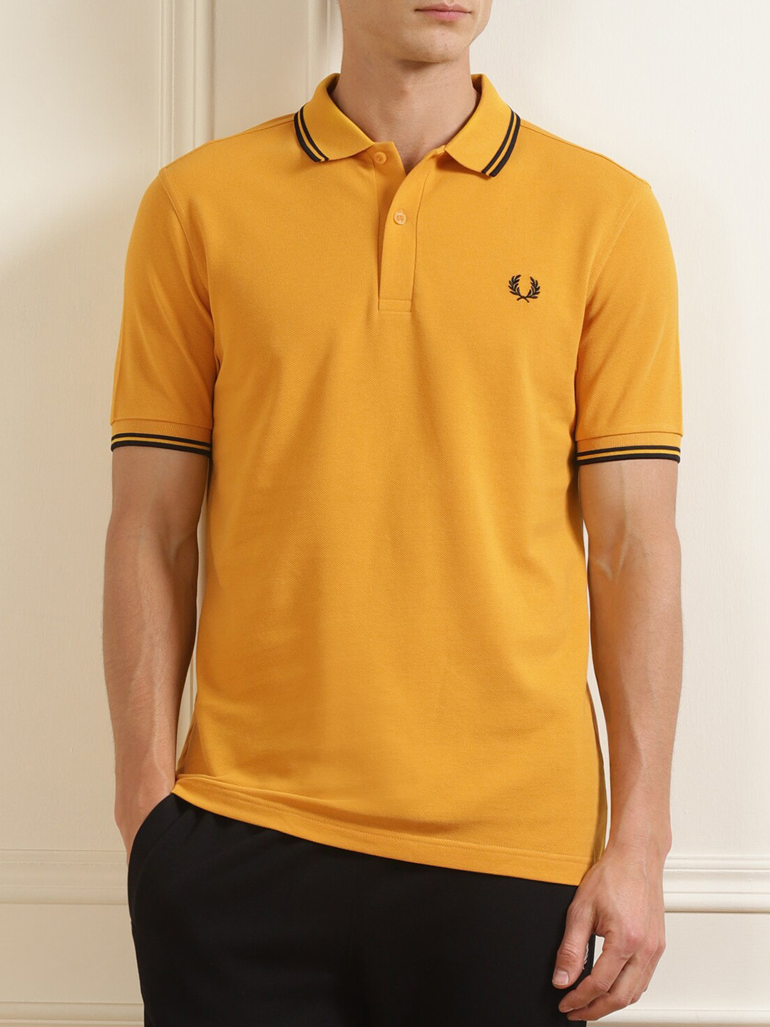 

Fred Perry Men Gold-Toned Polo Collar Applique T-shirt