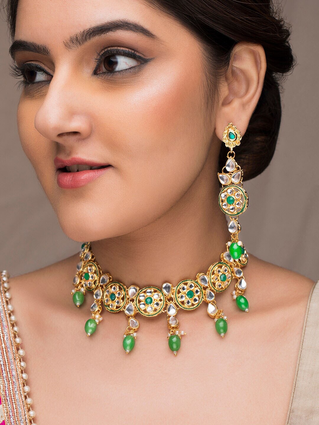 

Anouk Gold-Plated Green & White Kundan-Studded & Pearls Beaded Jewellery Set