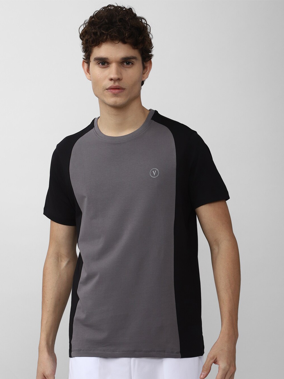 

Van Heusen Flex Men Grey Colourblocked Drop-Shoulder Sleeves Applique Slim Fit T-shirt