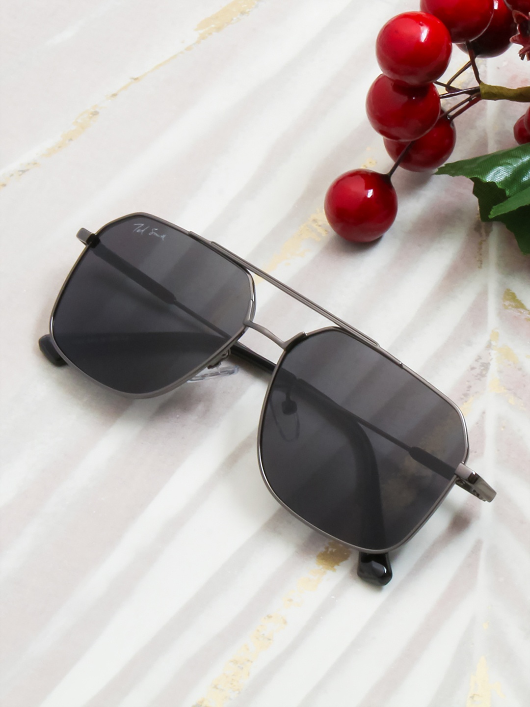 

Ted Smith Unisex Black Lens & Gunmetal-Toned Aviator Sunglasses with Polarised and UV Protected Lens