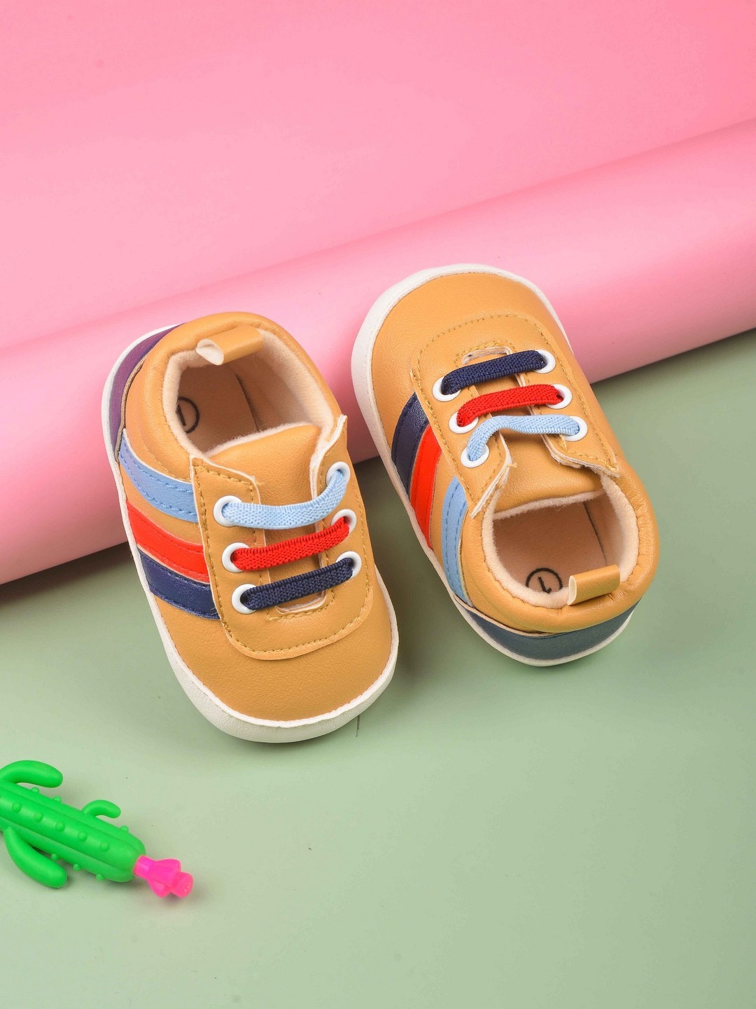 

POPLINS Infant Brown Solid Cotton Booties