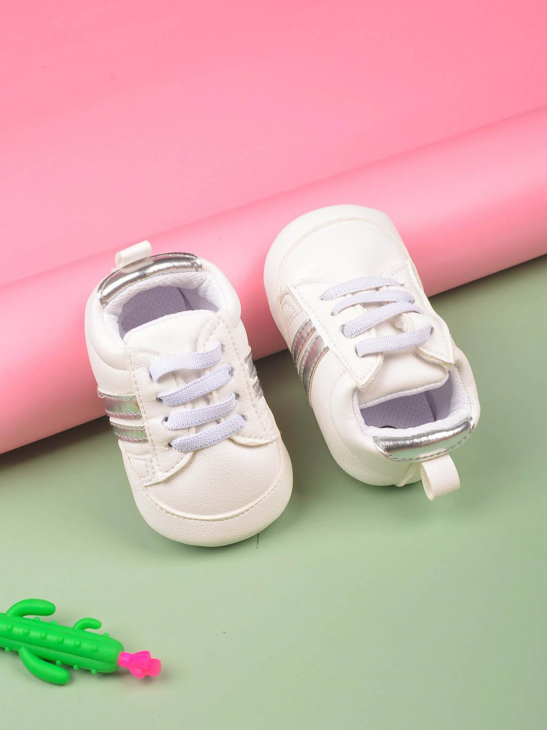 

Poplins Kids White Cotton Booties