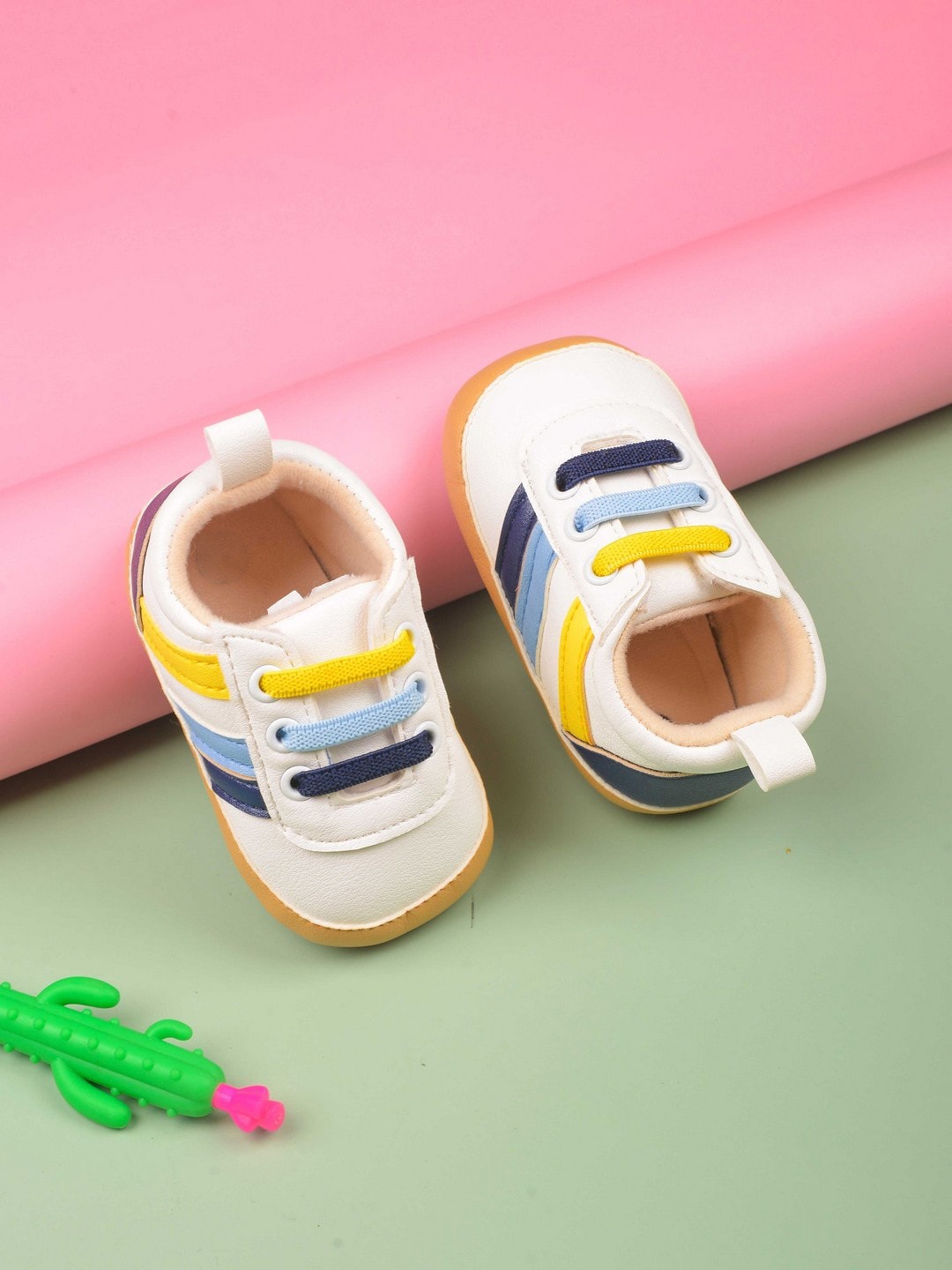 

POPLINS Infants White Self-Design Cotton Booties