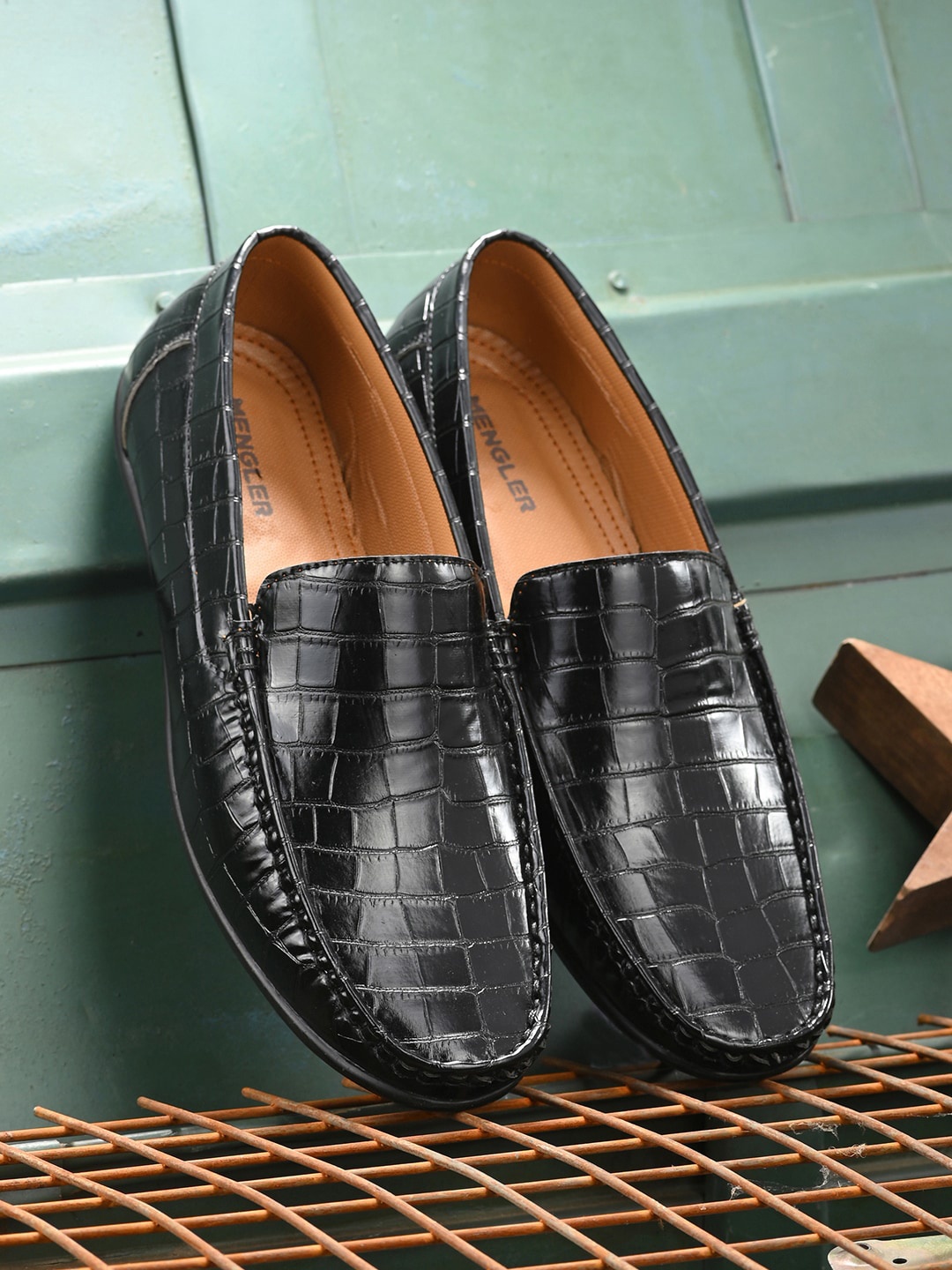 

MENGLER Men Black Textured Loafers