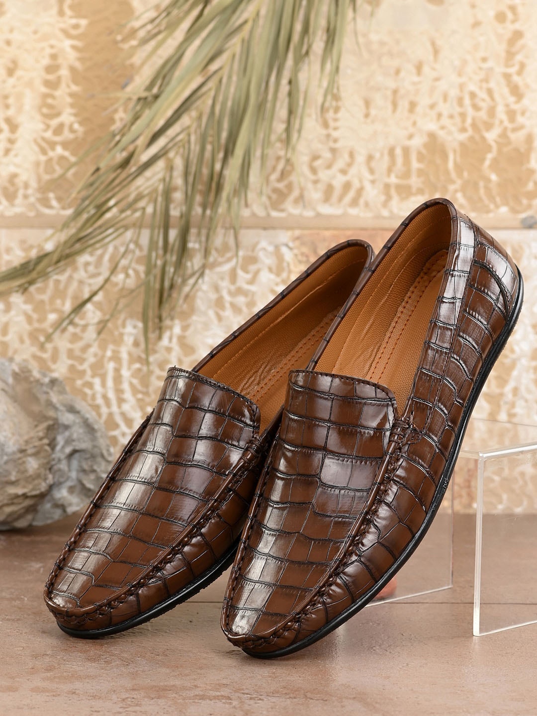 

MENGLER Men Brown Textured Loafers