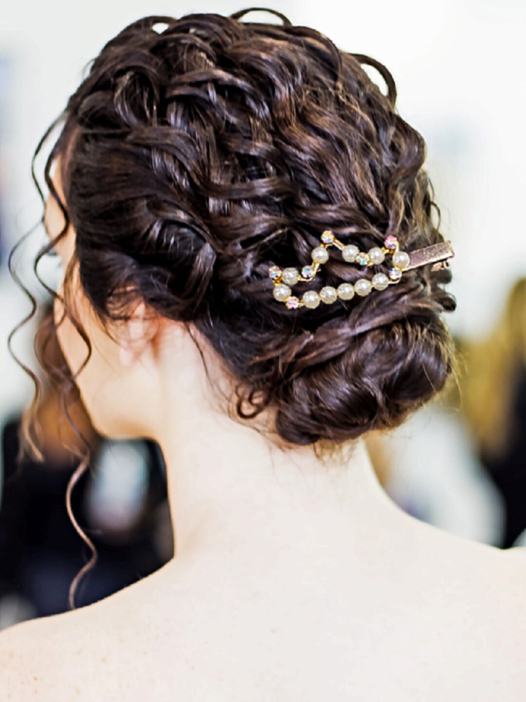 

Proplady Women Gold-Toned & White Embellished Alligator Hair Clip