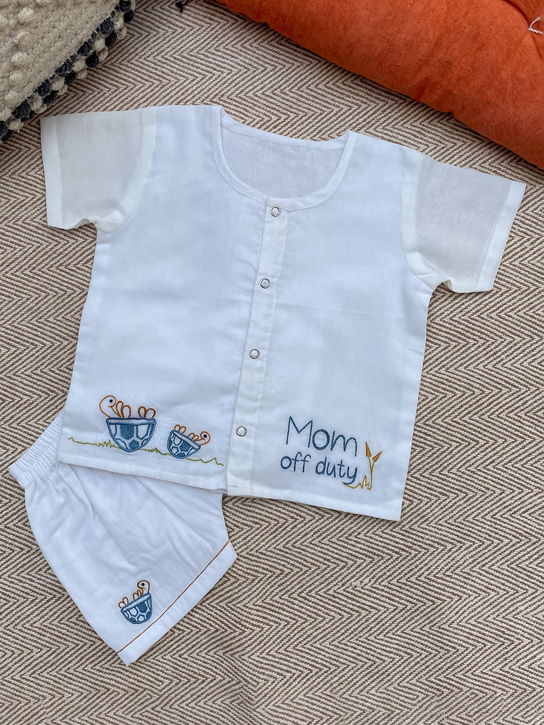 

Bhaakur Unisex Kids White Clothing Set