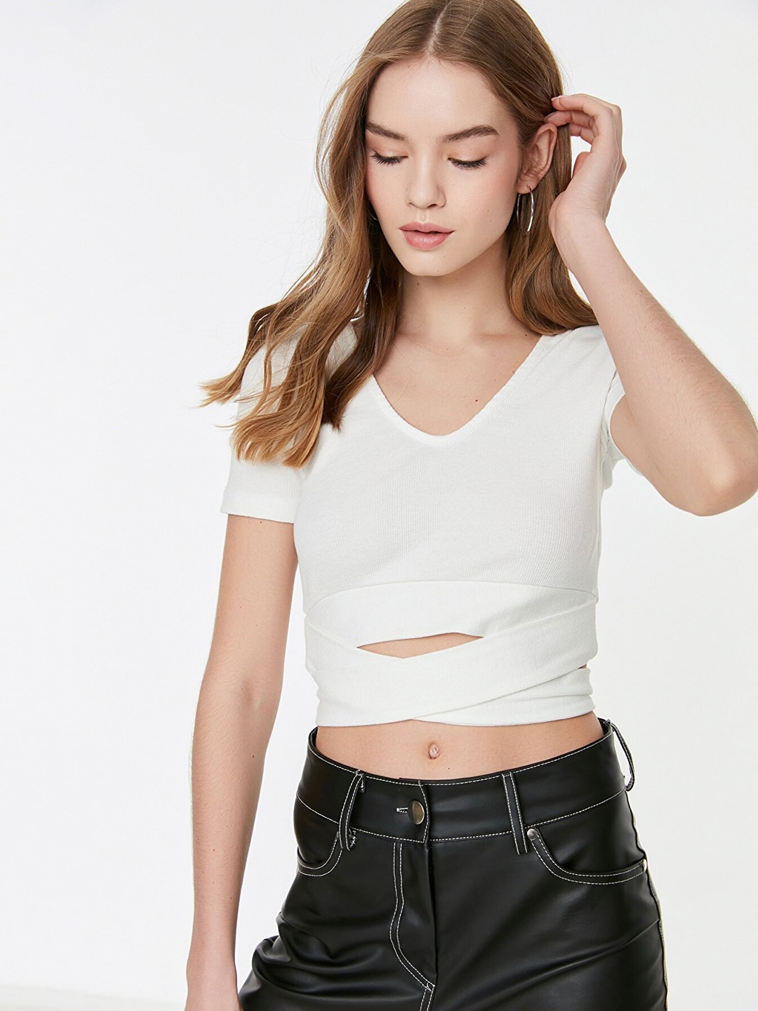 

Trendyol Off White Ribbed Back Tie-Up Crop Top