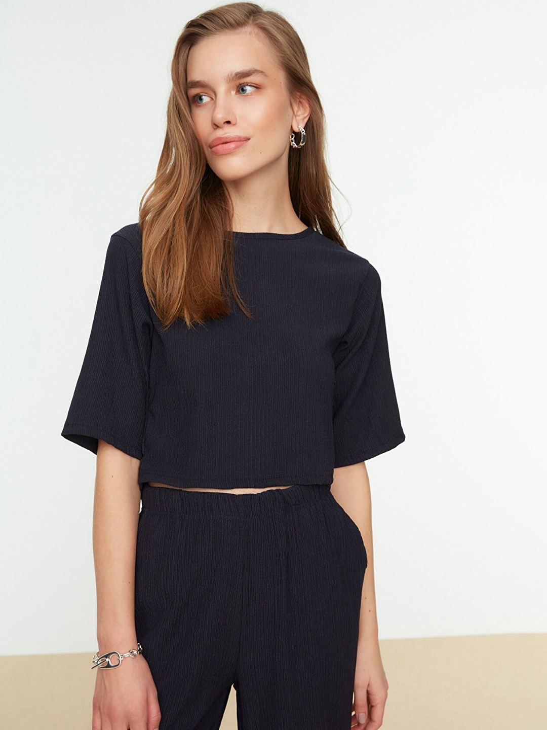 

Trendyol Navy Blue Solid Textured Styled Back Crop Knitted Top
