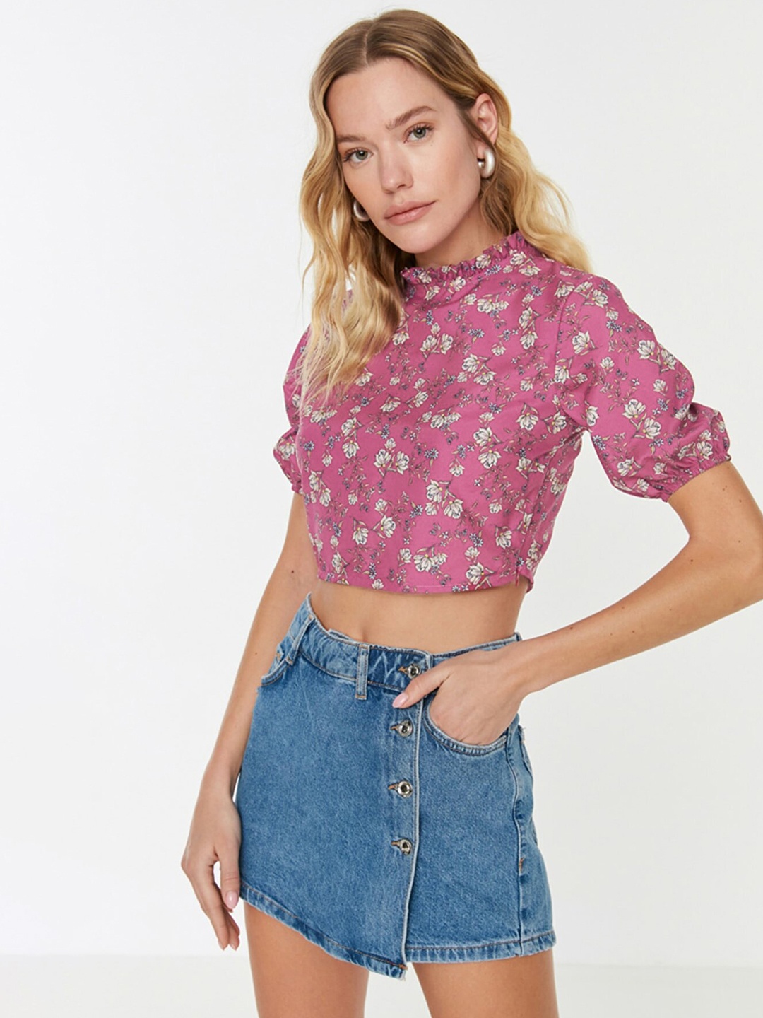 

Trendyol Pink & Beige Floral Print Ruffles Crop Top