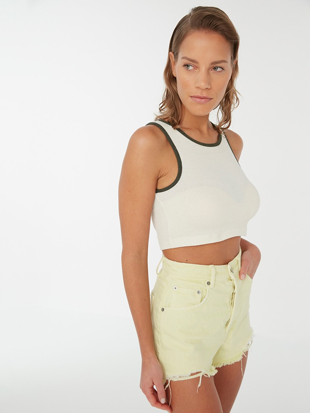 

Trendyol Off White Monochrome Solid Ribbed Crop Knitted Top