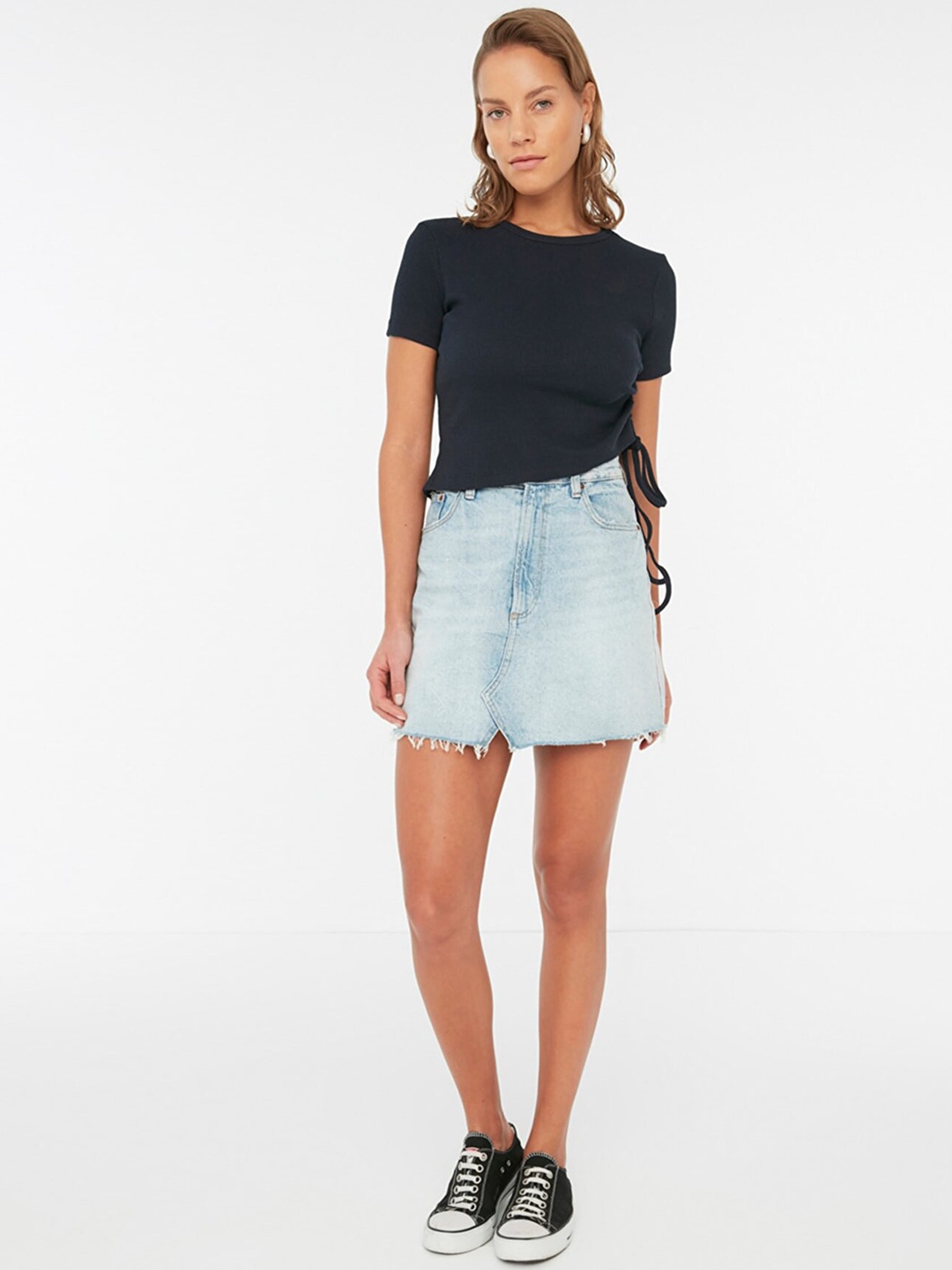 

Trendyol Navy Blue Solid Ribbed Tie-Up Detail Ruched Crop Knitted Top