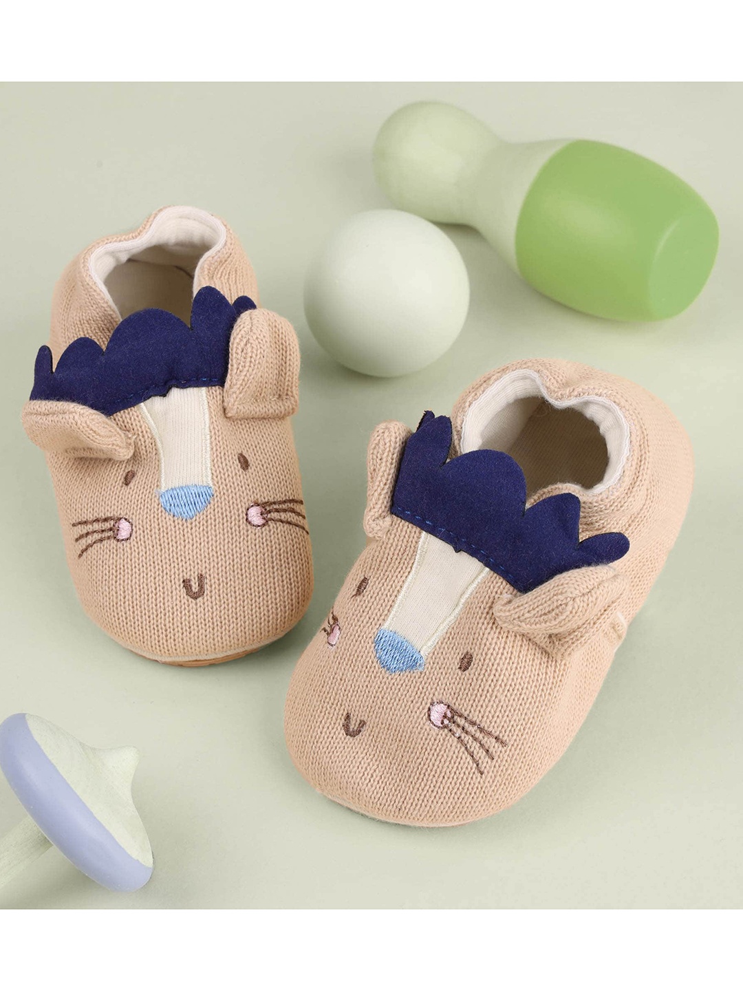 

KICKS & CRAWL Boys Beige Printed Slip-On Sneakers
