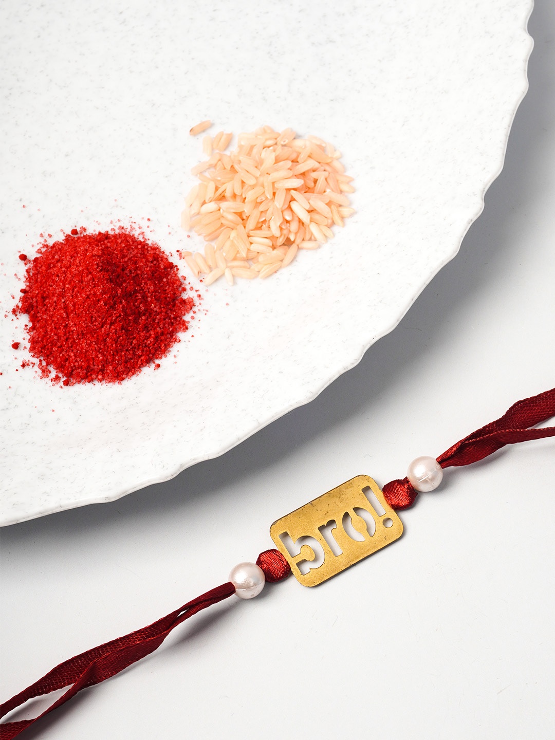 

Ferosh Men Gold & Red Thread Rakhi With Roli Chawal