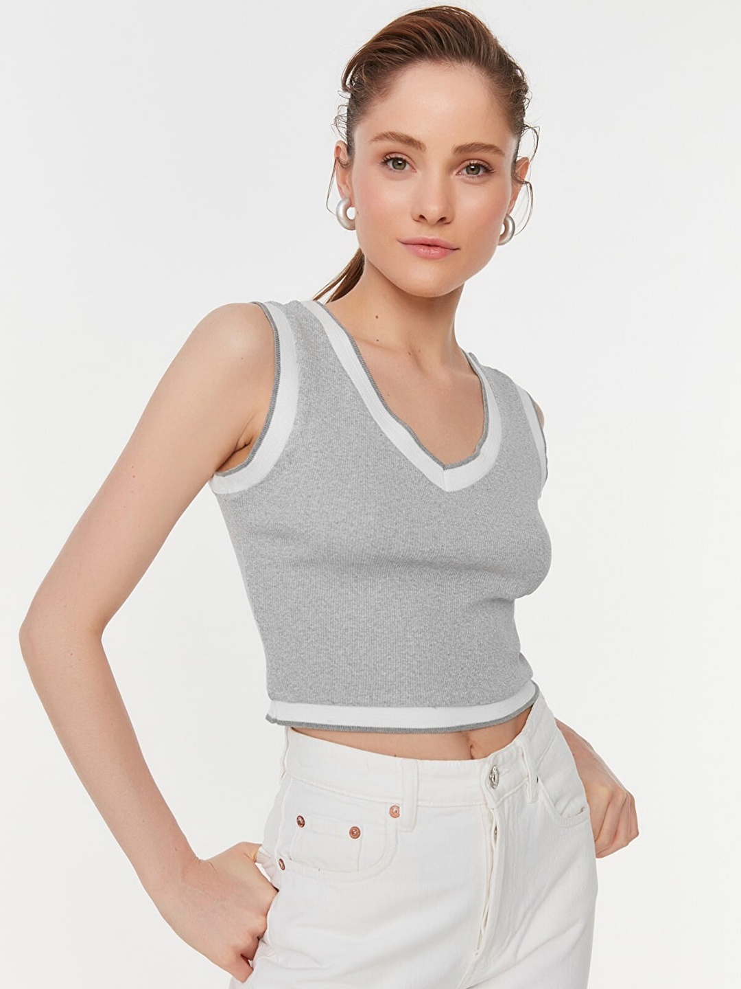 

Trendyol Women Grey & White Solid V-Neck Crop Top