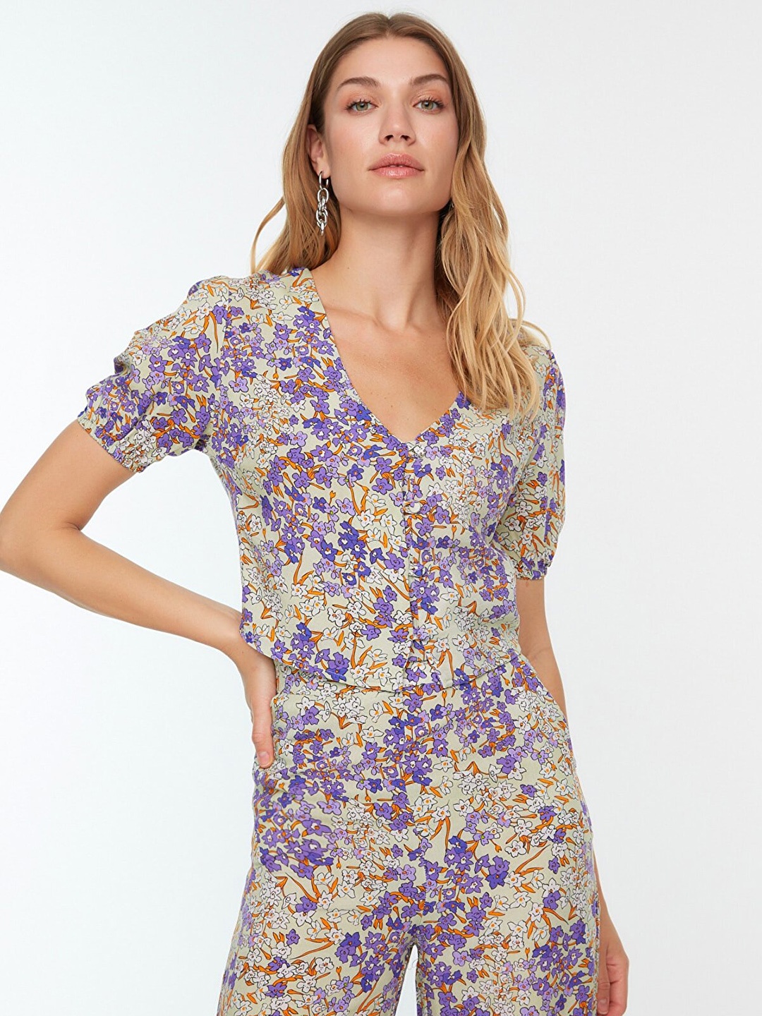 

Trendyol Grey & Blue Floral Print Crop Top