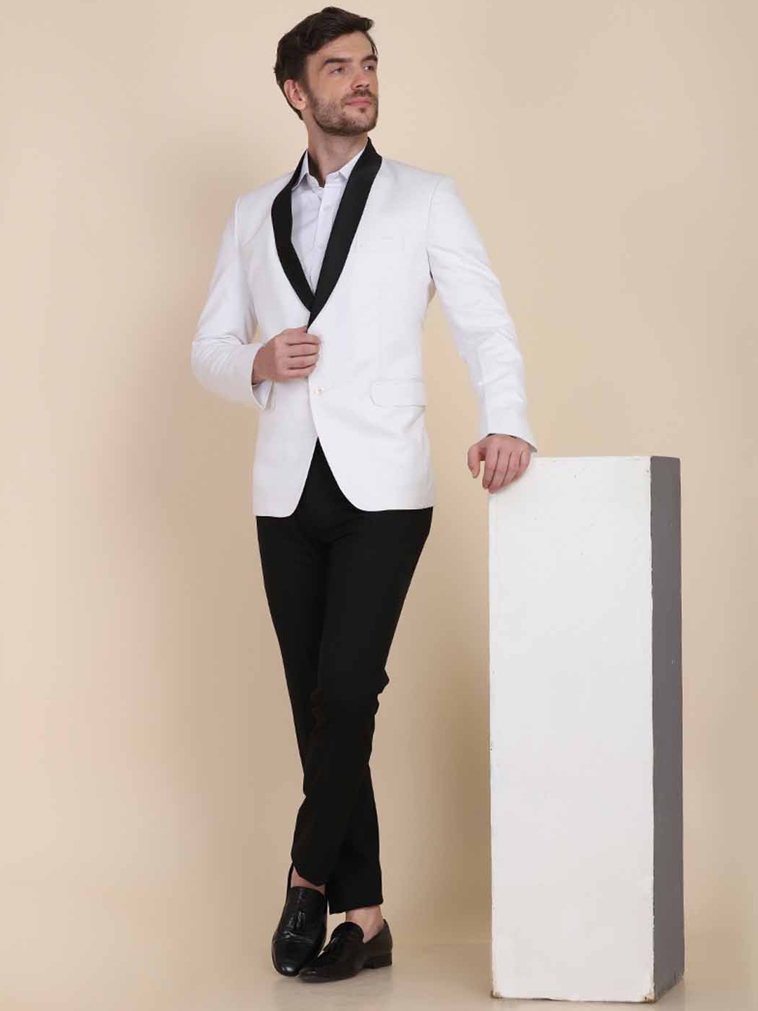 

TAHVO Men White & Black Solid Tuxedo 2 Piece Suit