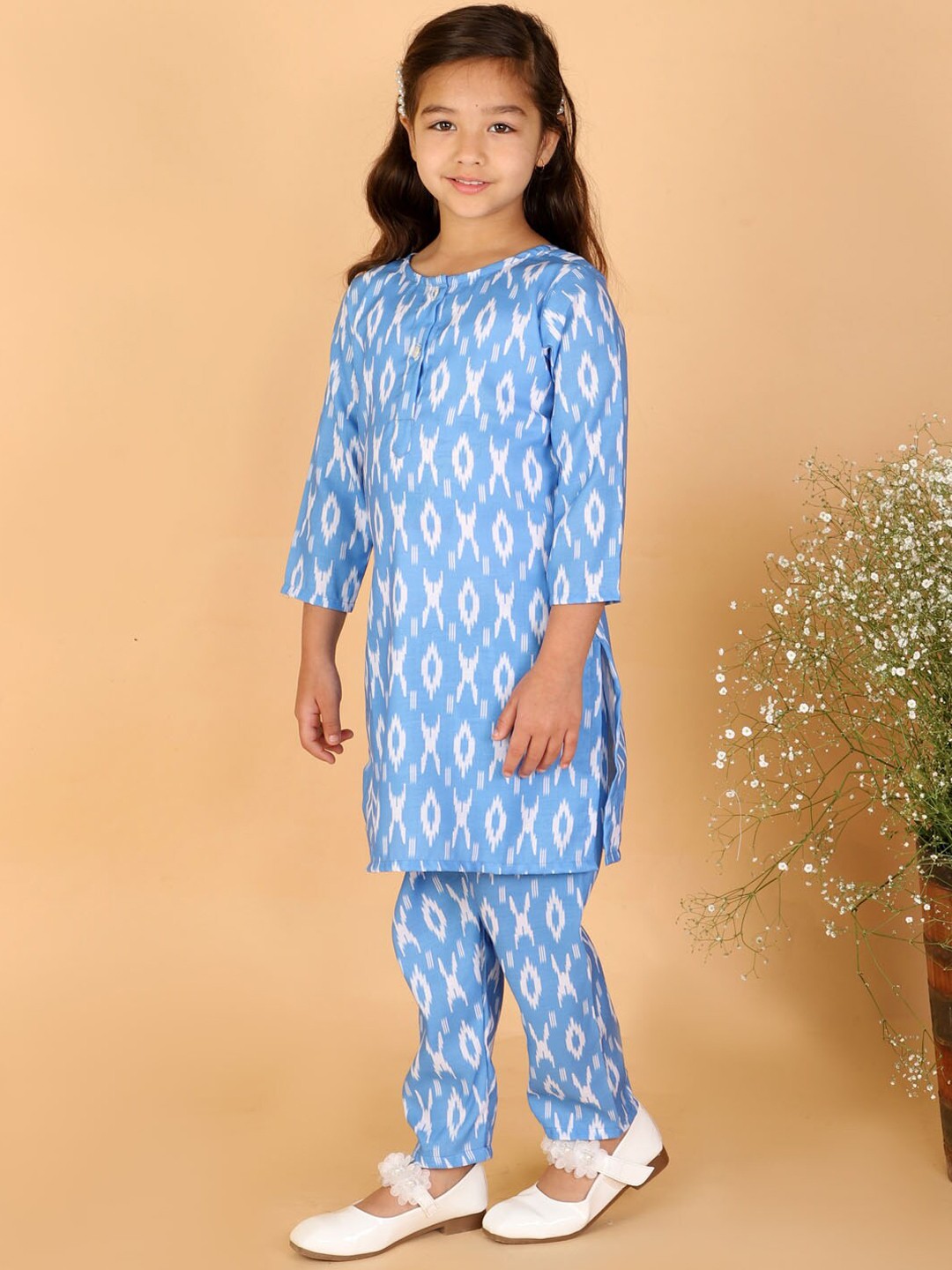 

VASTRAMAY Girls Blue Ikat Printed Linen Kurta And Pant Set