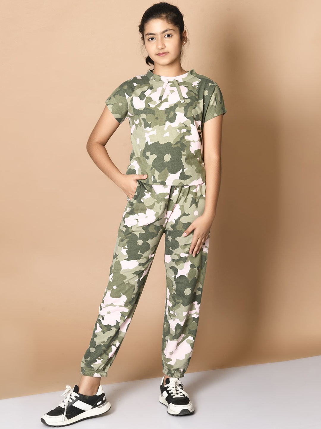 

LilPicks Girls Green & White Camouflage Printed Top with Joggers