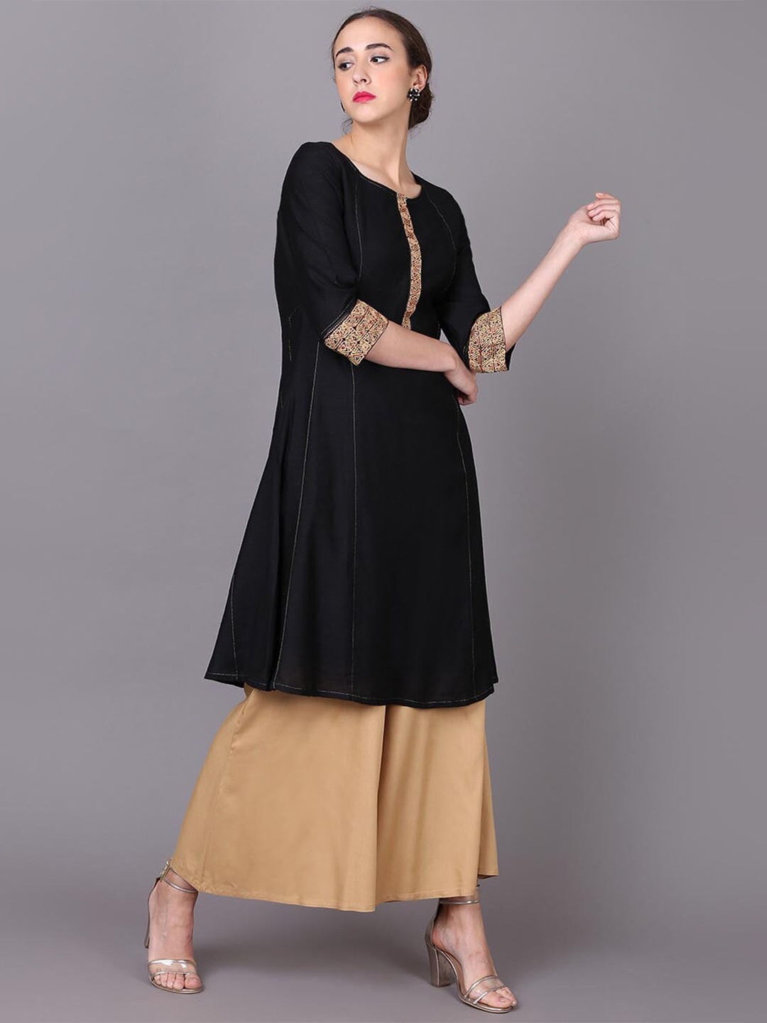 

Lakshita Black Solid Panelled Kurti