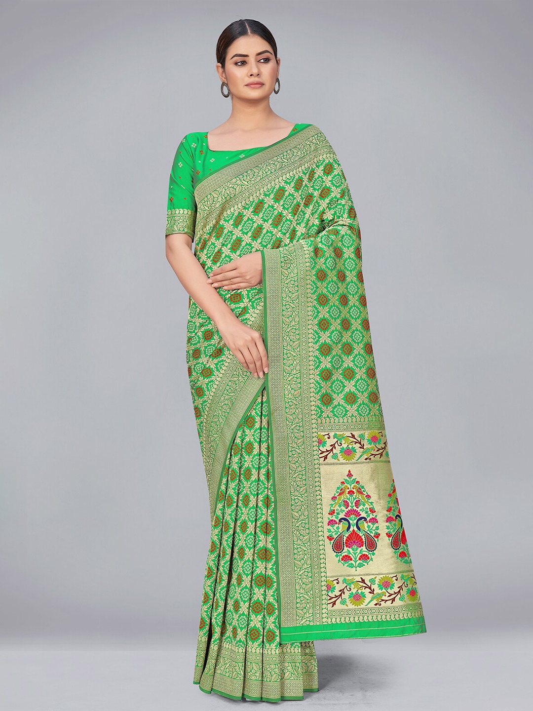 

MONJOLIKA FASHION Green & Gold-Toned Woven Design Zari Silk Blend Banarasi Saree