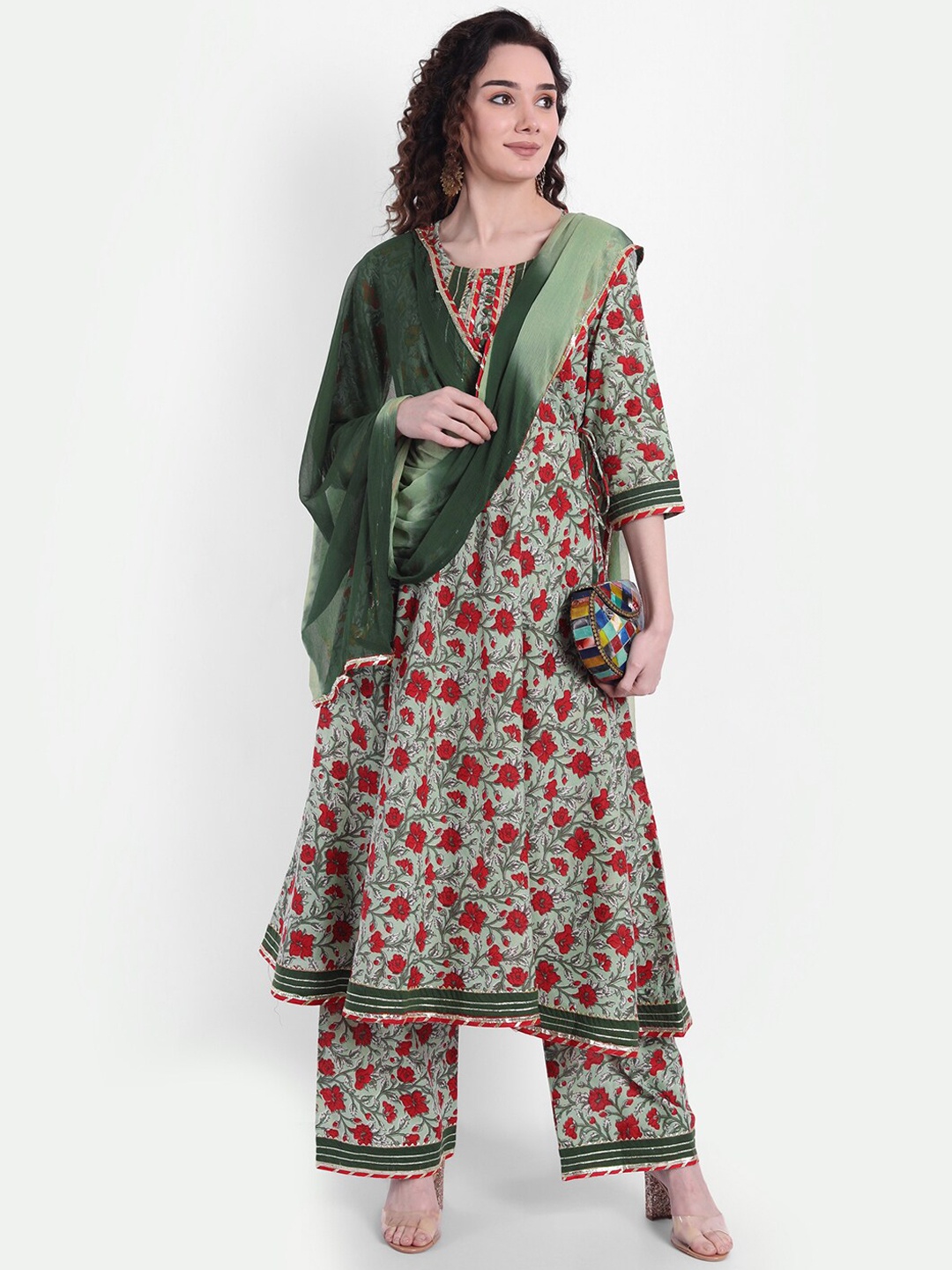 

Wyfees Women Green Floral Embroidered Panelled Gotta Patti Pure Cotton Kurti with Trousers & With Dupatta