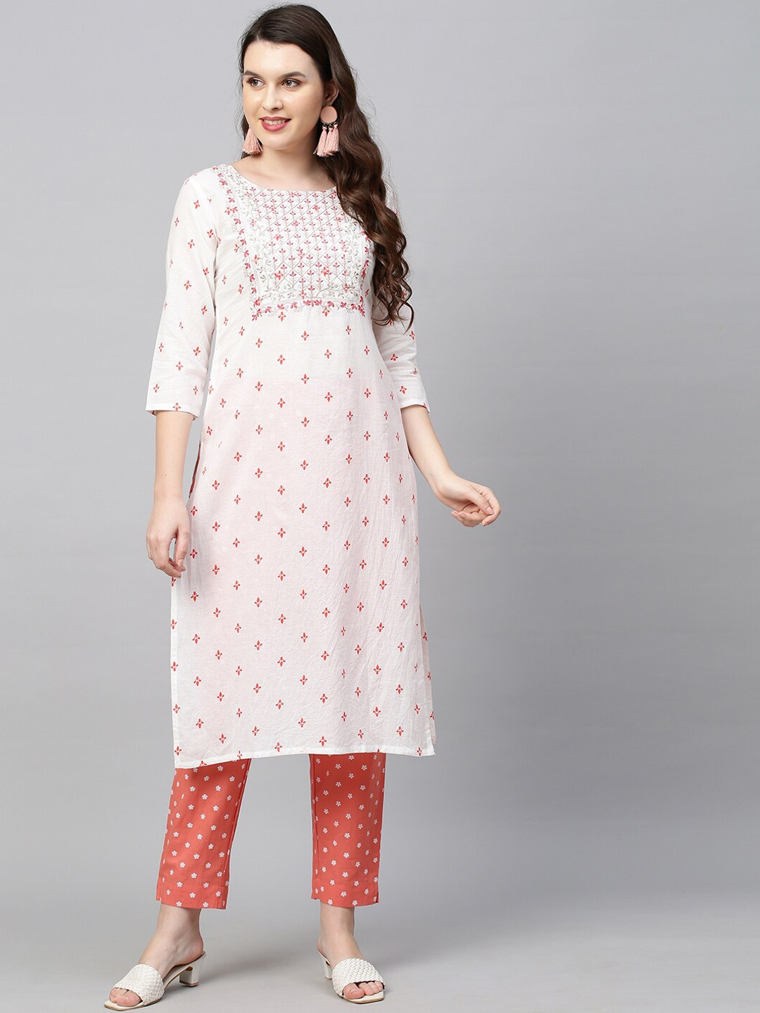 

FASHOR Women White Geometric Embroidered Thread Work Kurta