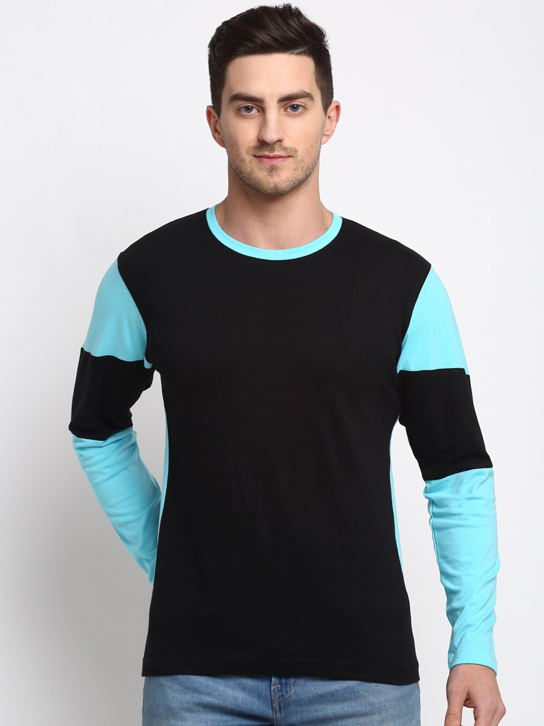 

Friskers Men Black & xiketic Colourblocked Slim Fit T-shirt