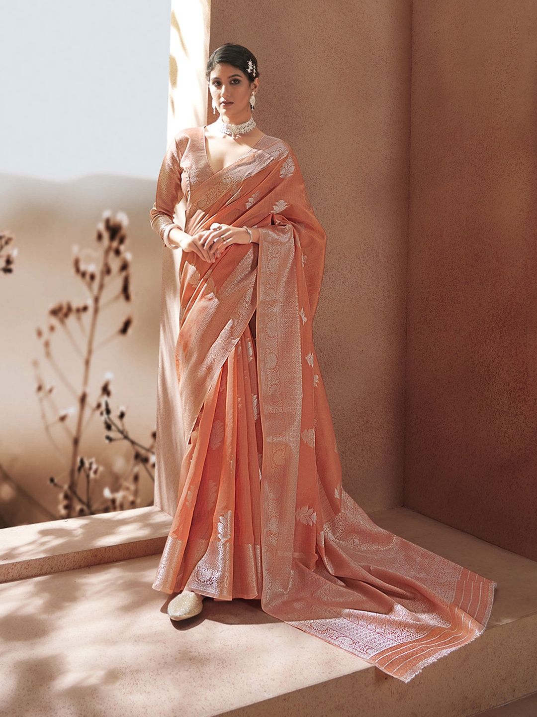

elora Peach-Coloured & Silver-Toned Woven Design Zari Silk Blend Banarasi Saree