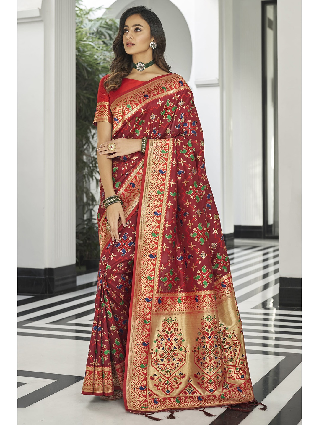 

elora Maroon & Green Woven Design Zari Banarasi Saree