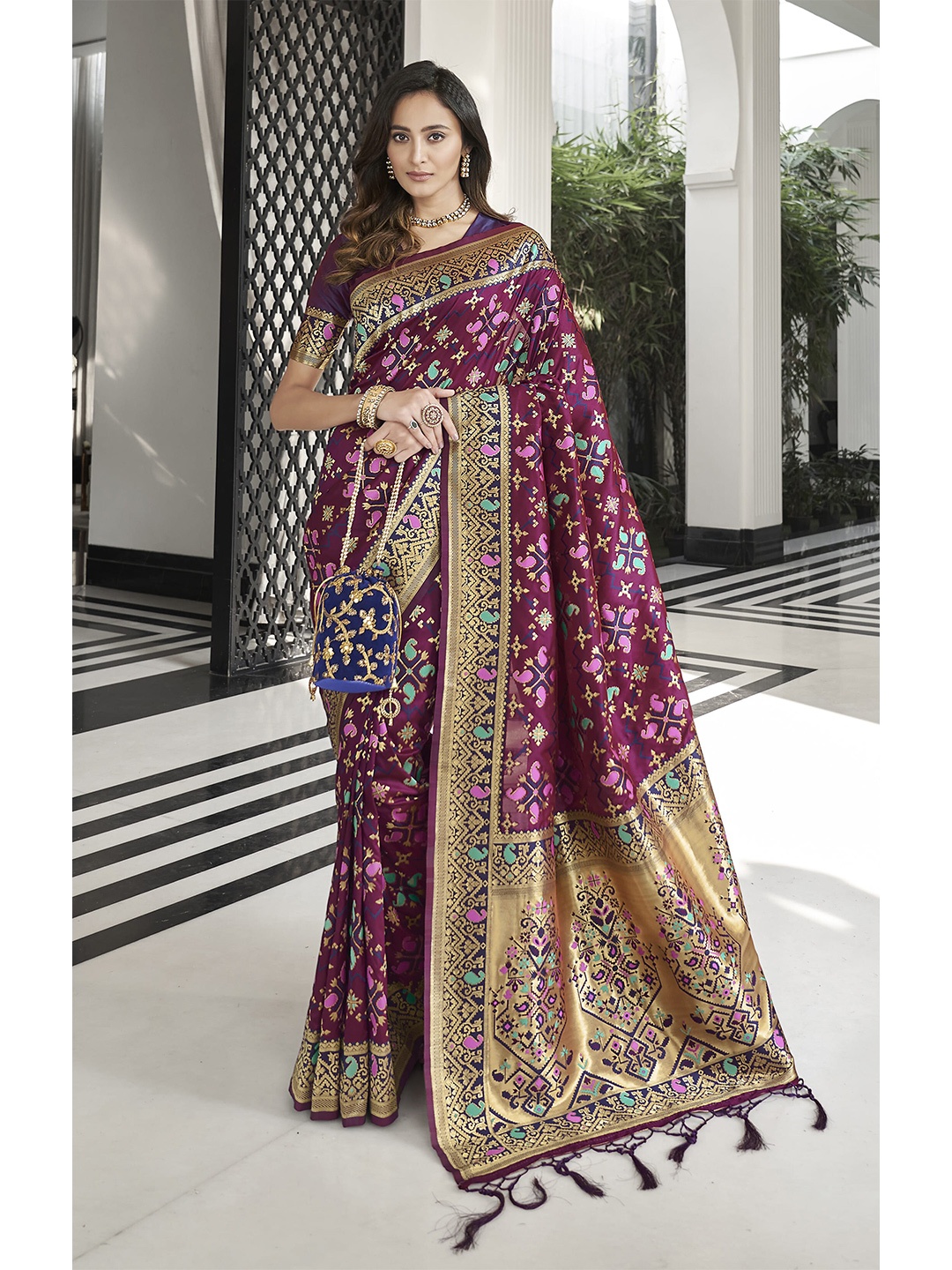 

elora Magenta & Gold-Toned Woven Design Zari Banarasi Saree