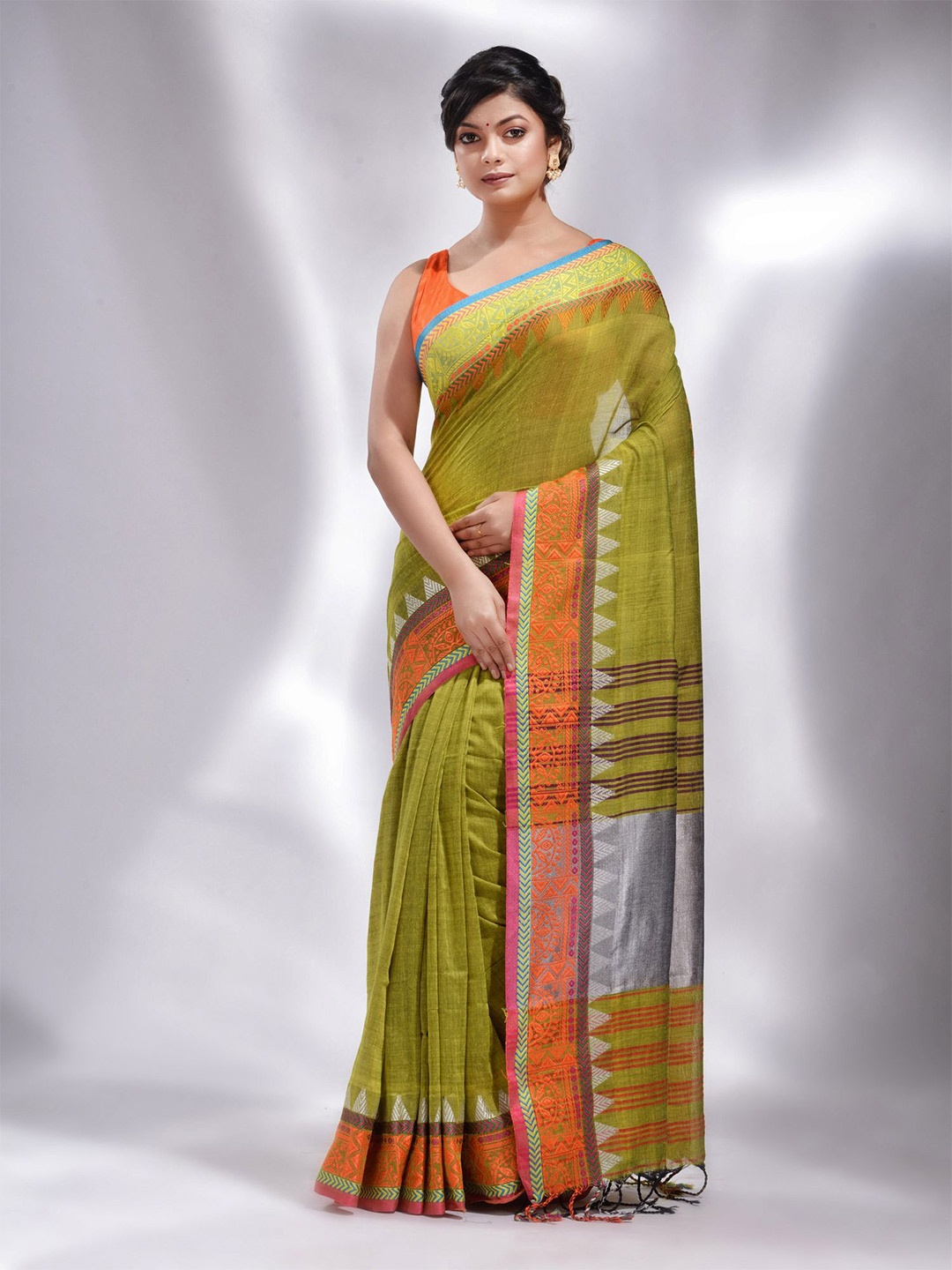 

Charukriti Green & White Woven Design Pure Cotton Saree