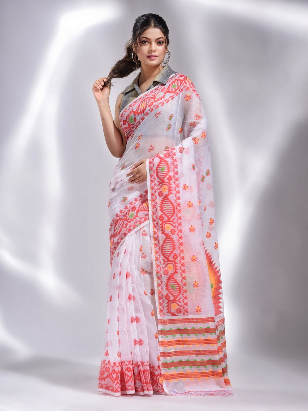 

Charukriti White & Red Woven Design Silk Cotton Jamdani Saree