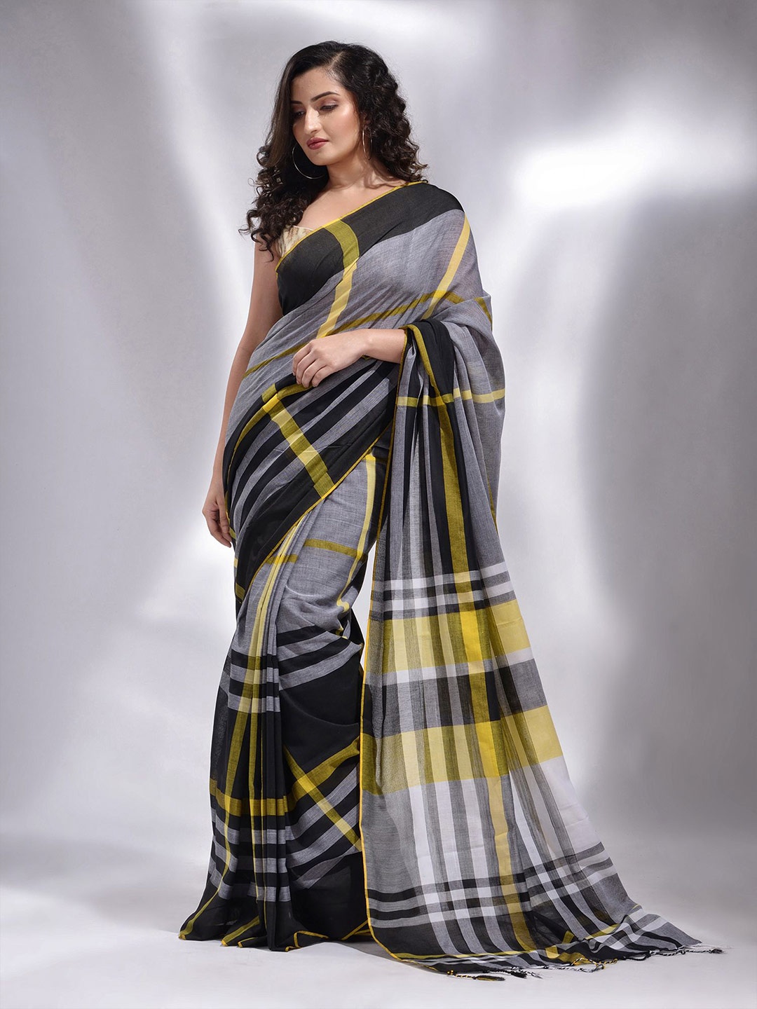 

Charukriti Grey & Black Woven Design Pure Cotton Saree