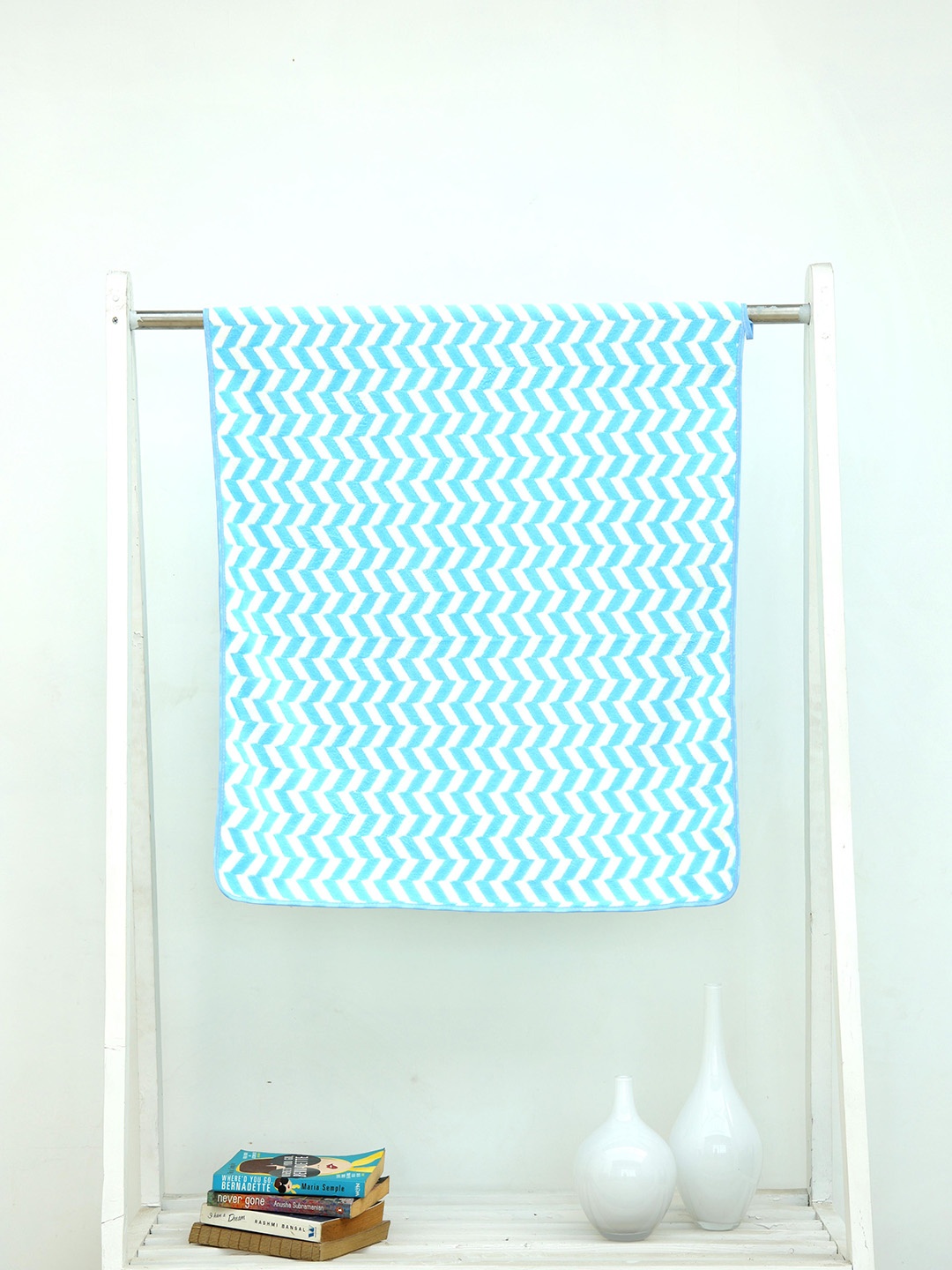 

Ariana Blue & White Patterned 400 GSM Cotton Bath Towels