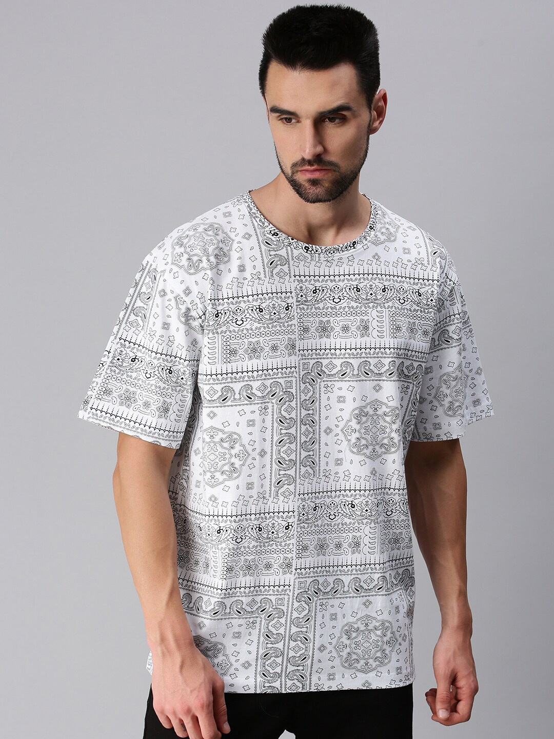 

VEIRDO Men White & bright gray Printed Applique Oversized T-shirt