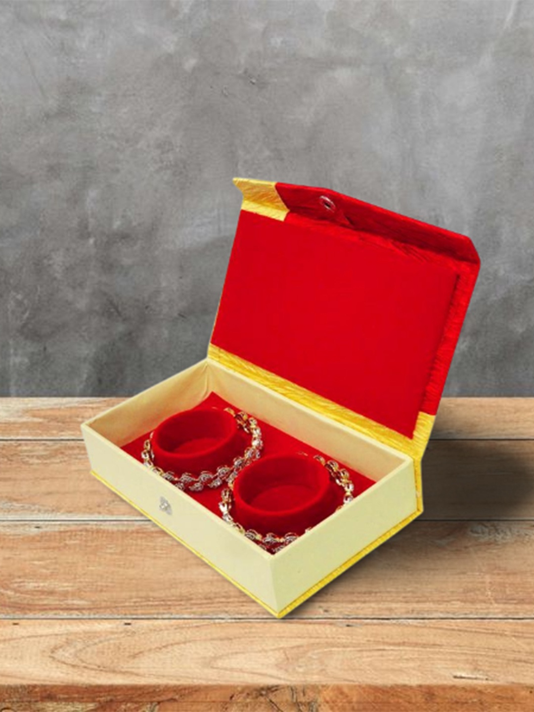 

atorakushon Beige & Red Set of 4 Bangle Organiser