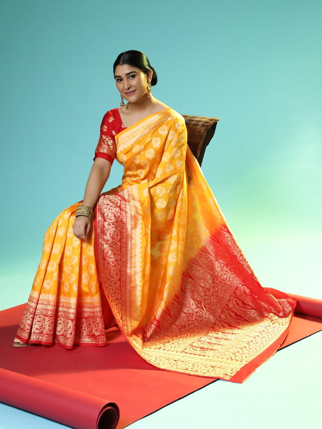 

INDI AVTAAR Gold-Toned & Red Woven Design Zari Silk Cotton Banarasi Saree