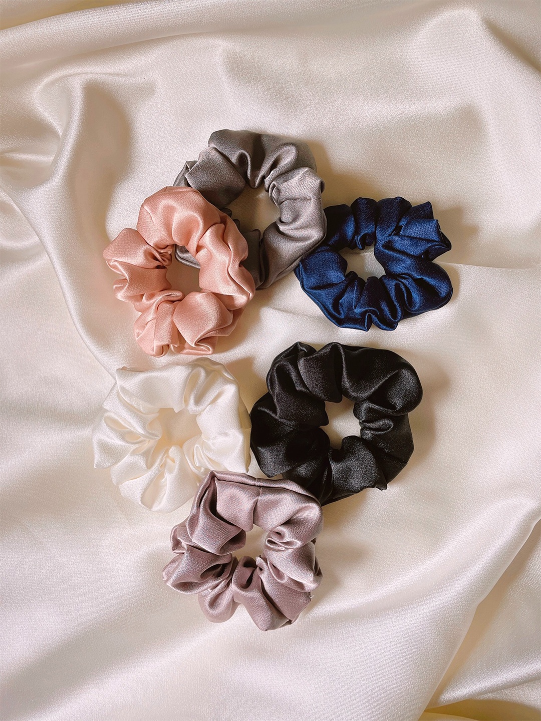 

Mueras Women Black & Peach-Coloured Set of 6 Scrunchies