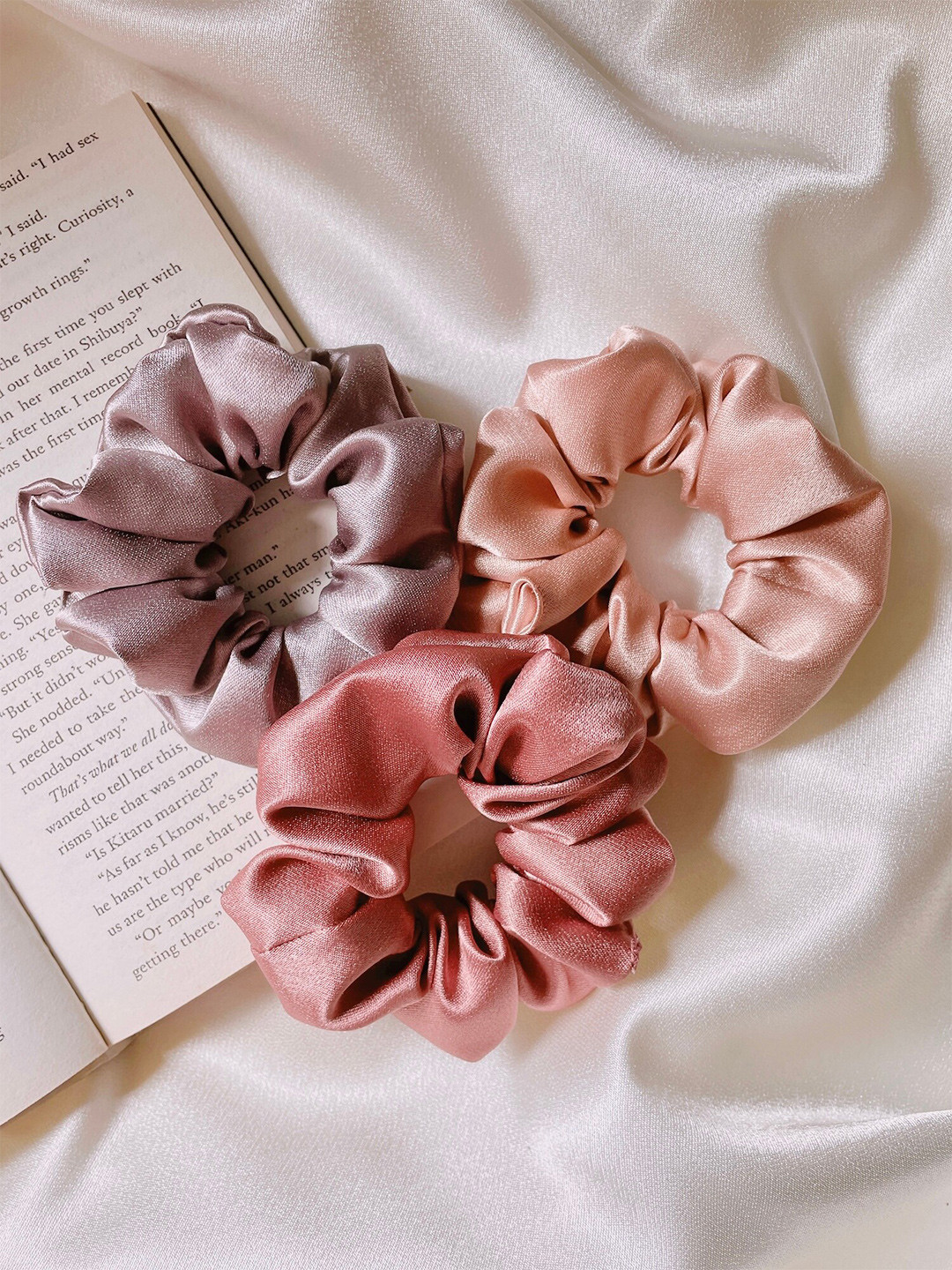 

Mueras Women Lavender & Rose Gold Set of 3 Scrunchies