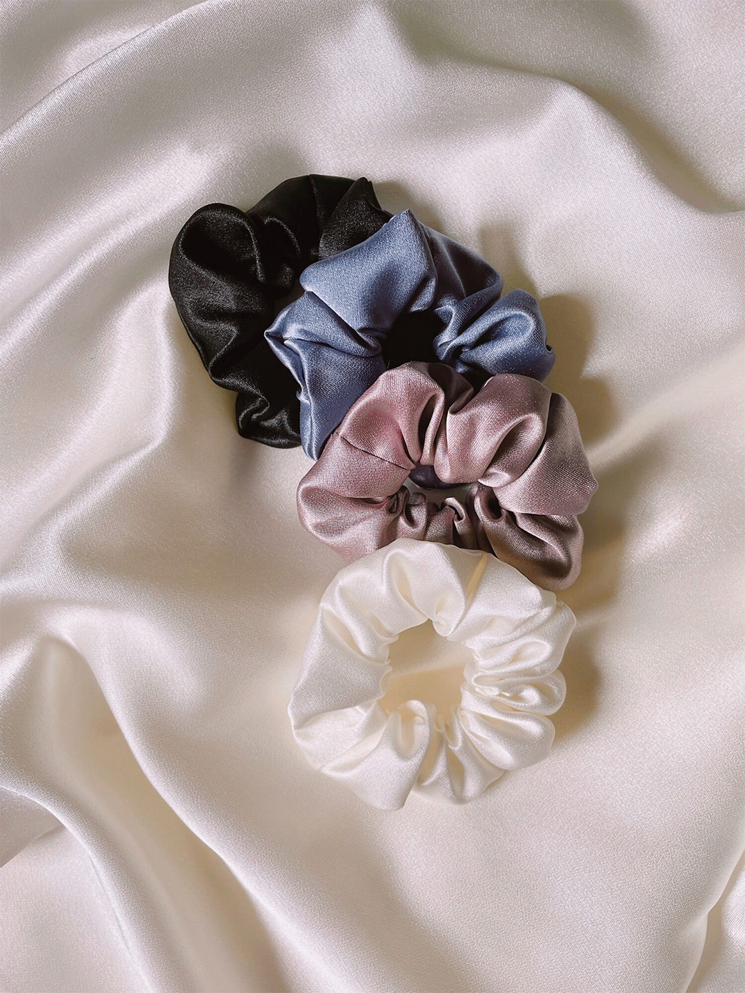 

Mueras Women White & Black Set of 4 Satin Scrunchies