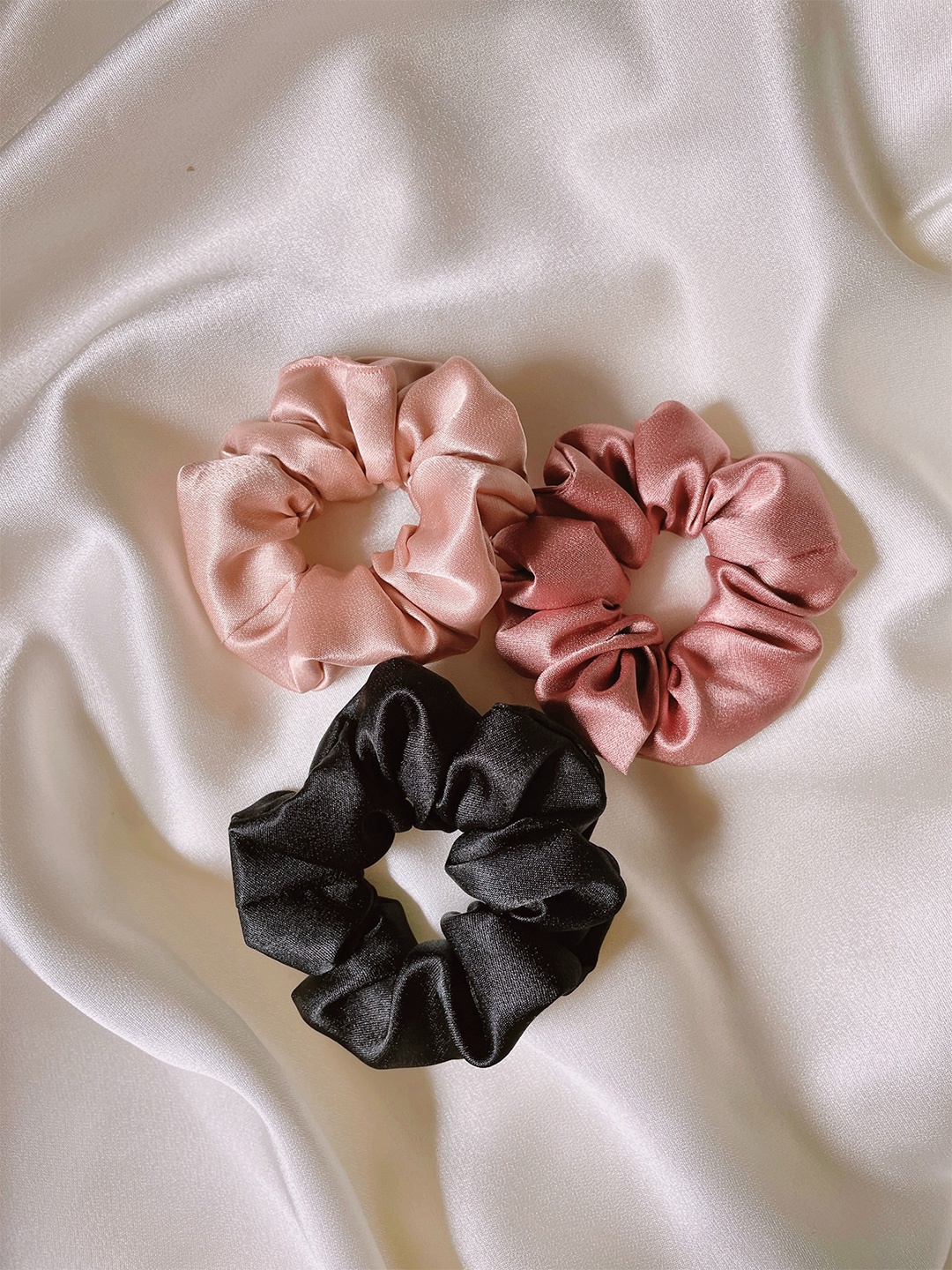 

Mueras Women Set of 3 Satin Scrunchies, Black