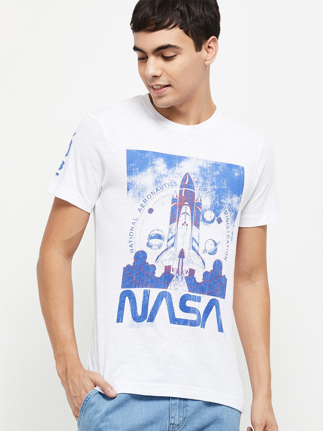 

max Men White Typography Printed Raw Edge T-shirt