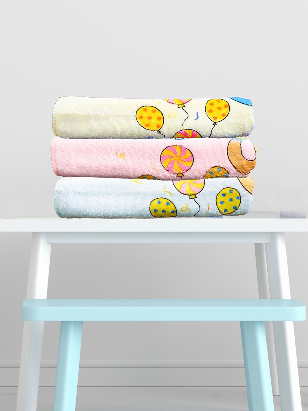 

The Little Lookers Unisex Infant Kids Set Of 3 Pink & Blue Printed 354 GSM Bath Towels